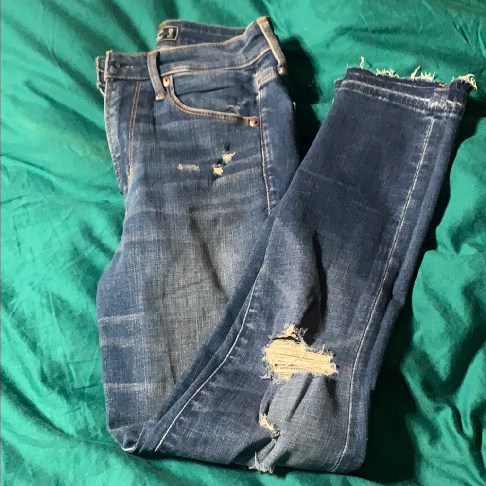 Distressed high waisted jeans